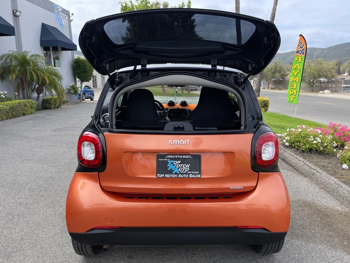 Used 2016 smart fortwo pure RWD image 9