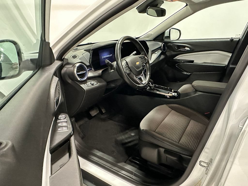 Used 2024 Chevrolet Trax LT w/ Driver Confidence Package FWD image 19