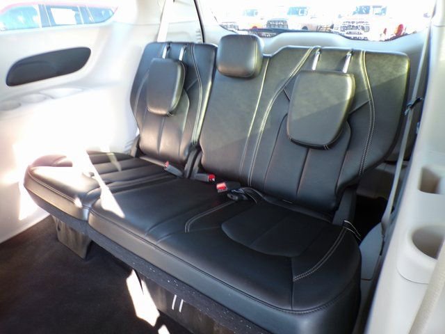 Used 2024 Chrysler Pacifica Touring-L image 9