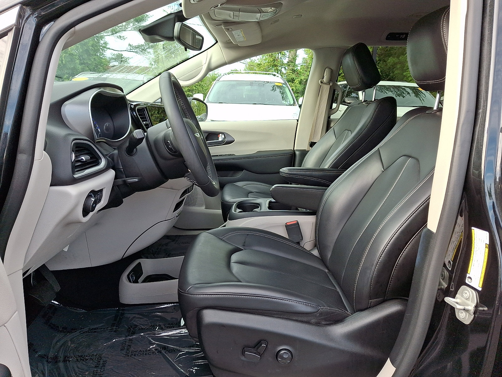 Used 2023 Chrysler Pacifica Touring-L FWD image 14