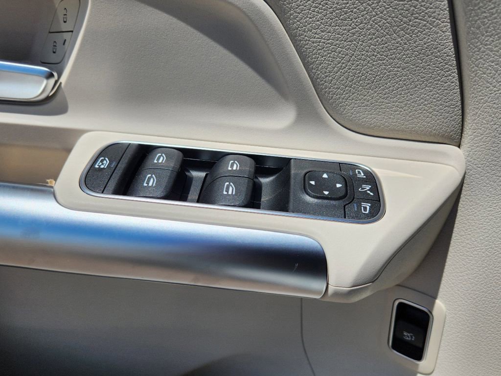 Used 2025 Mercedes-Benz GLA 250 4MATIC image 9