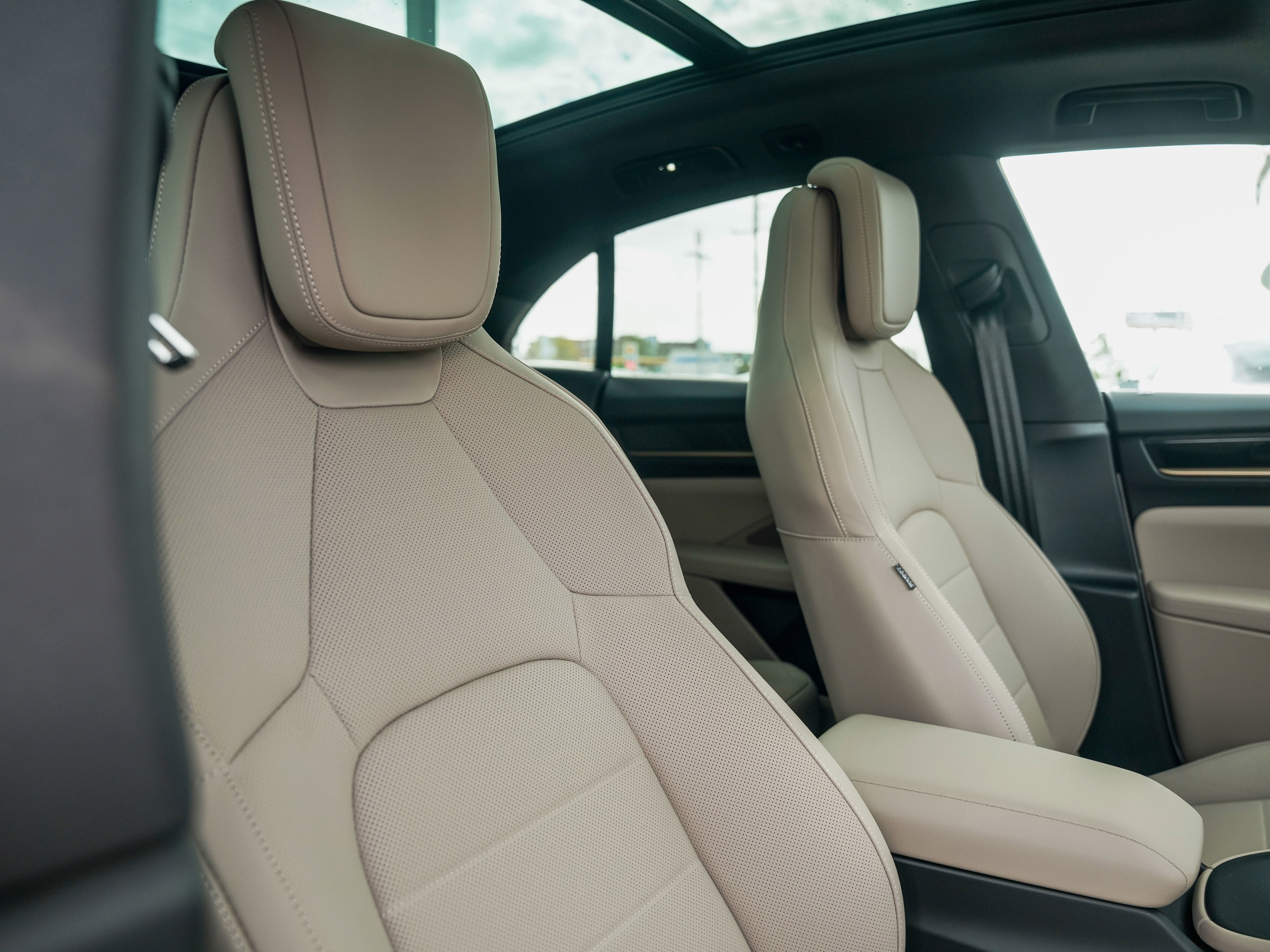 Certified 2025 Porsche Macan Electric image 33