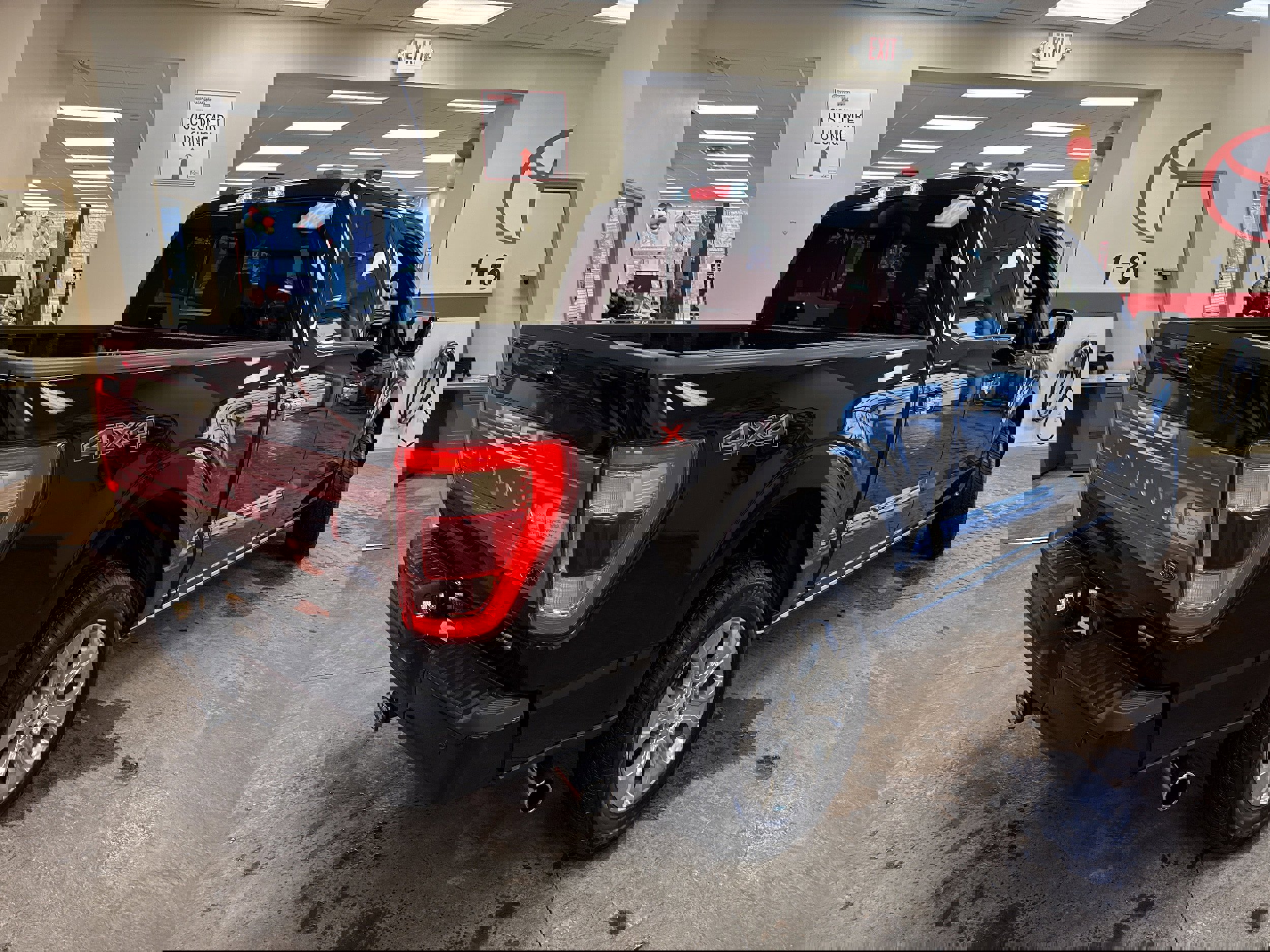 Used 2023 Ford F150 Platinum image 12