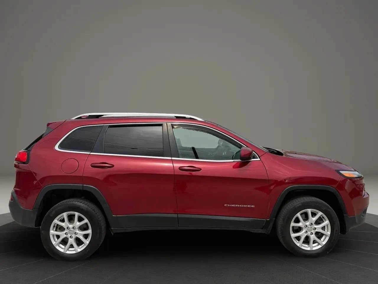 Used 2017 Jeep Cherokee Latitude w/ Cold Weather Group AWD/4WD image 8