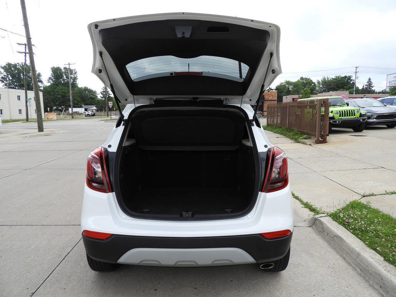 Used 2021 Buick Encore Preferred AWD/4WD image 24