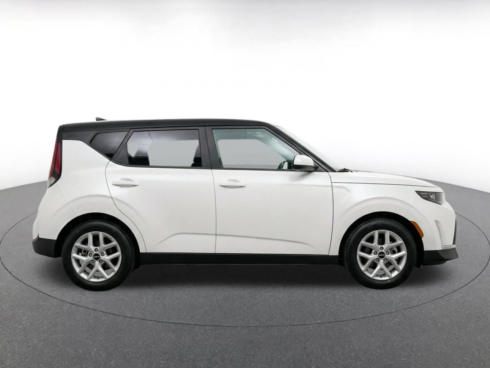 Used 2025 Kia Soul LX w/ LX Technology Package FWD image 14