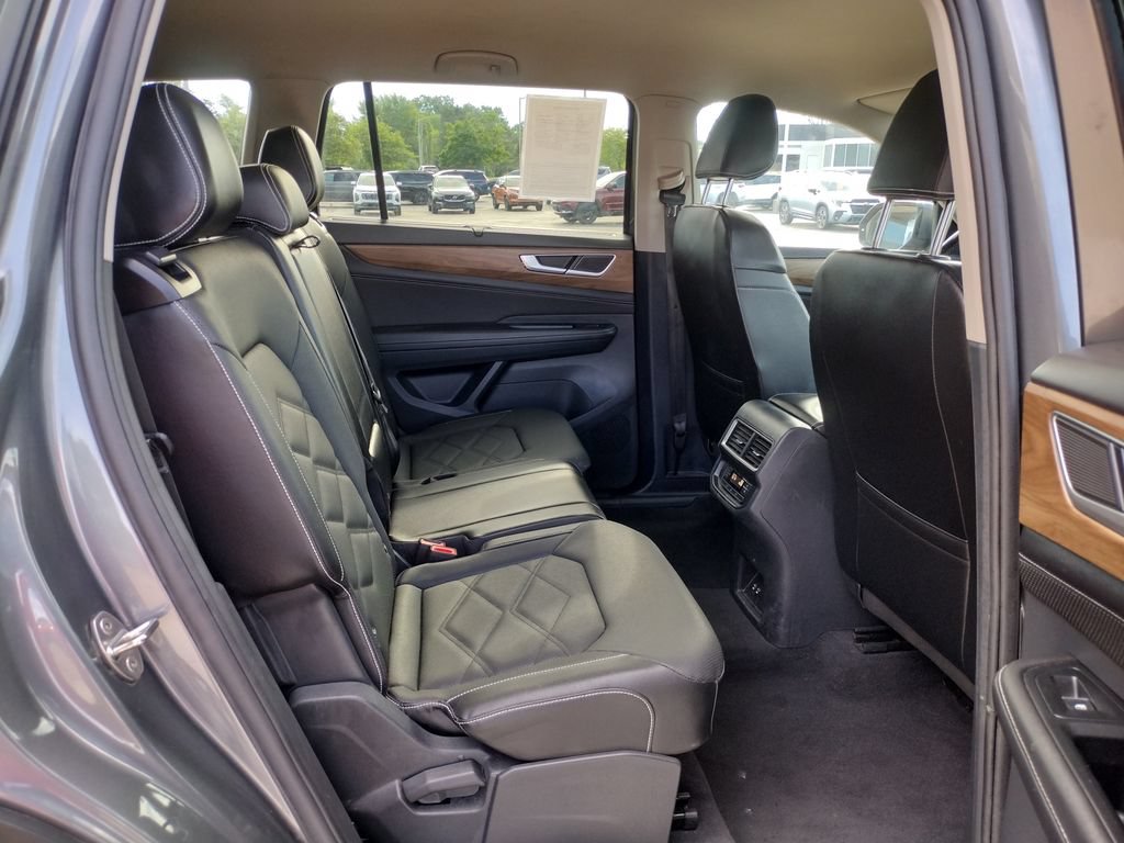 Used 2025 Volkswagen Atlas SE FWD image 12