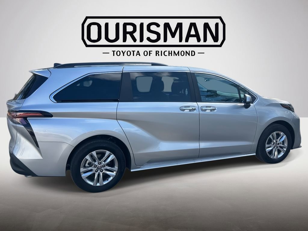 Used 2025 Toyota Sienna XLE w/ XLE Plus Package image 3