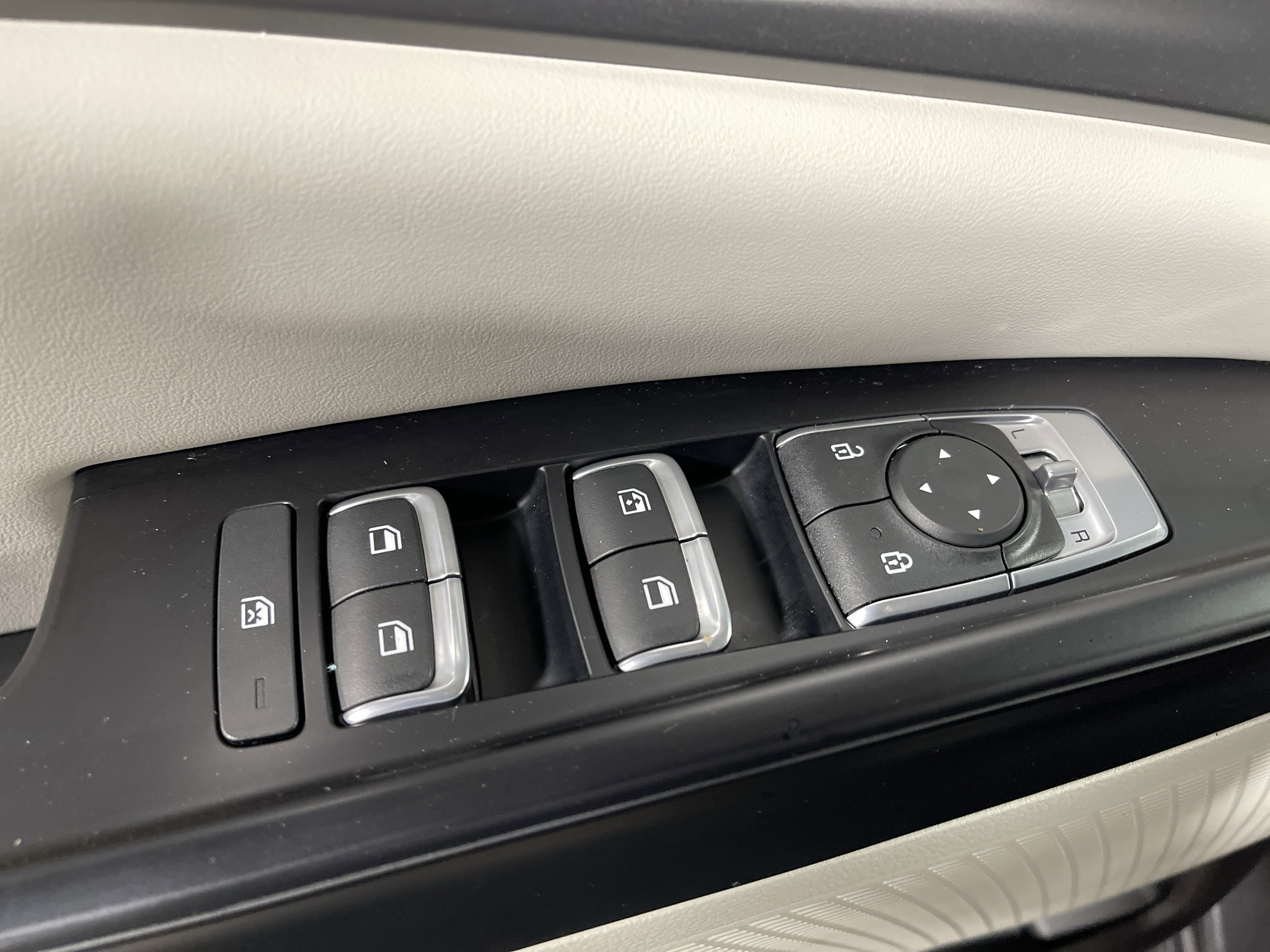 Used 2023 Kia Carnival LX image 8