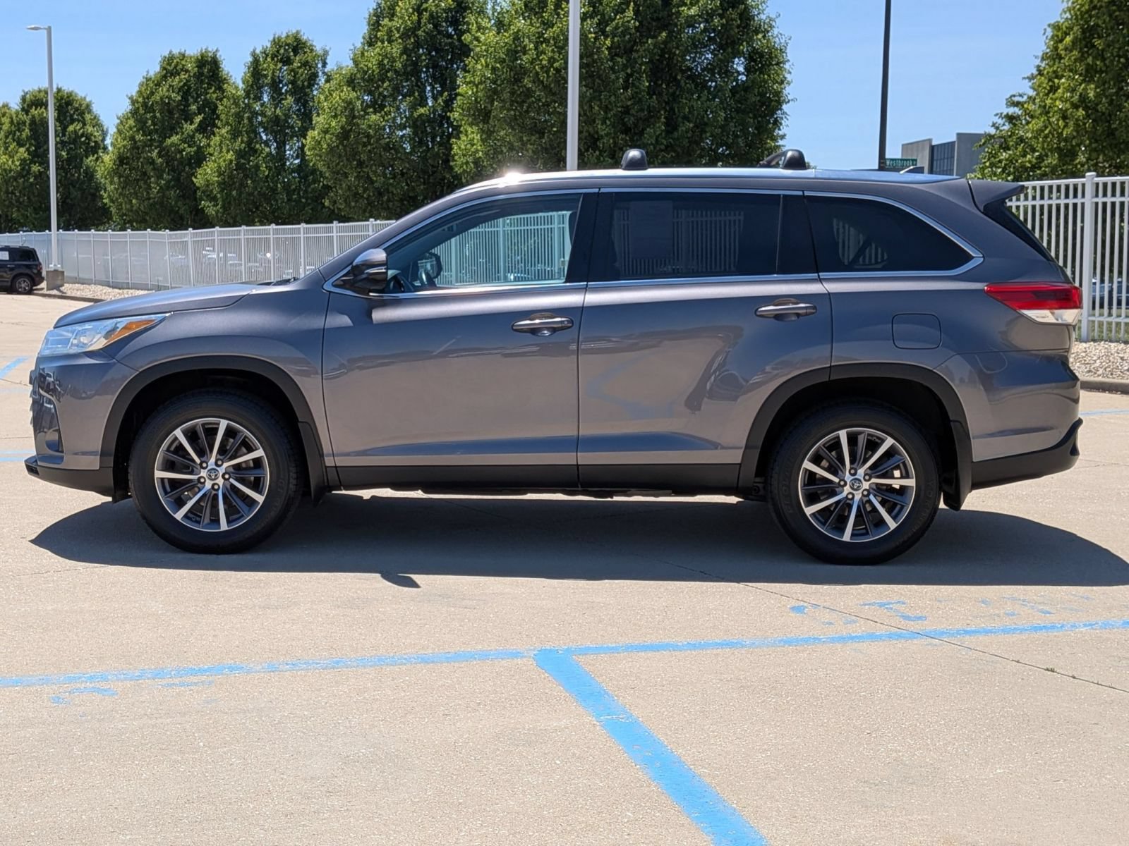 Used 2019 Toyota Highlander XLE AWD/4WD image 9