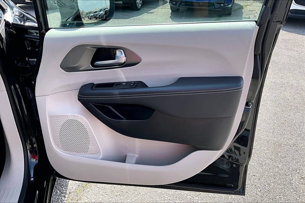 Used 2024 Chrysler Pacifica Touring-L FWD image 23