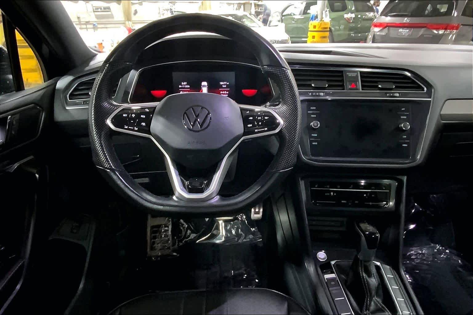 Used 2022 Volkswagen Tiguan SE R-Line image 6