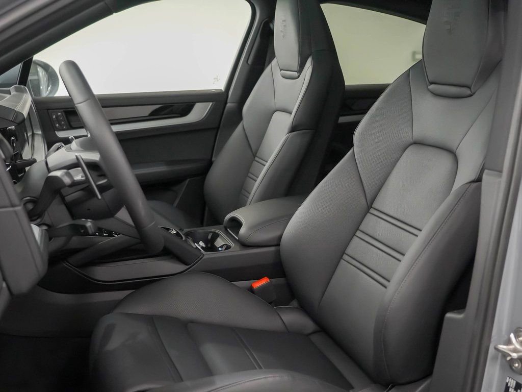 Certified 2025 Porsche Cayenne Coupe image 5