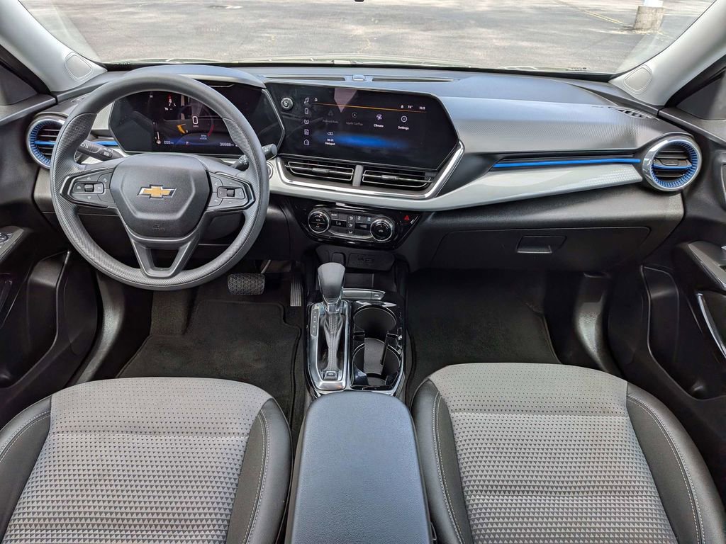 Used 2025 Chevrolet Trax LT FWD image 2