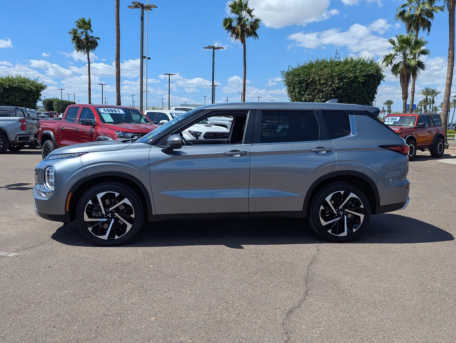 Used 2024 Mitsubishi Outlander SE AWD/4WD image 2