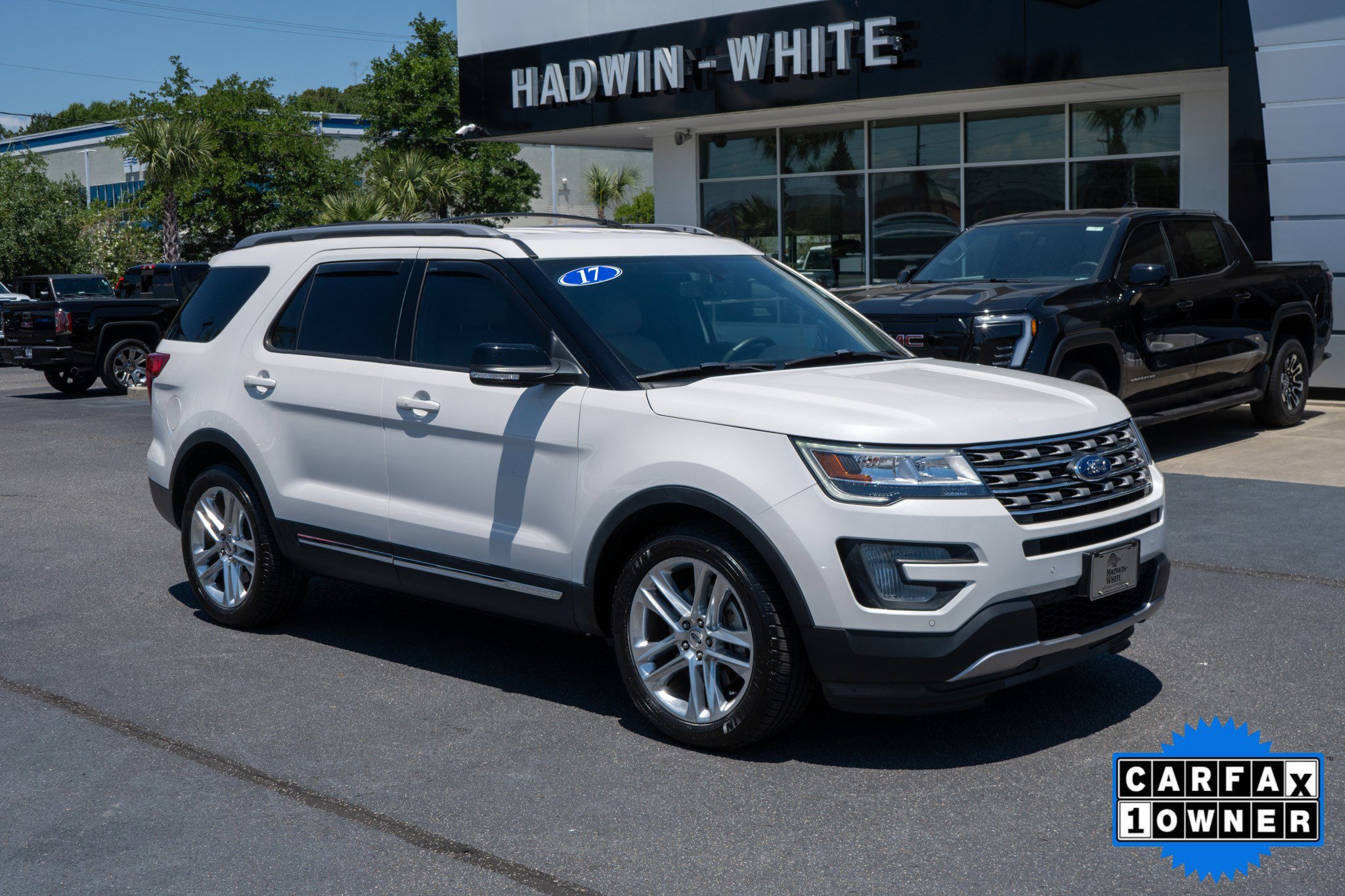 Used 2017 Ford Explorer XLT w/ Equipment Group 202A FWD image 1