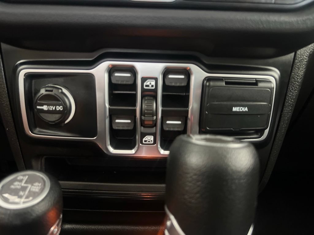 Used 2025 Jeep Wrangler Unlimited Sahara AWD/4WD image 47