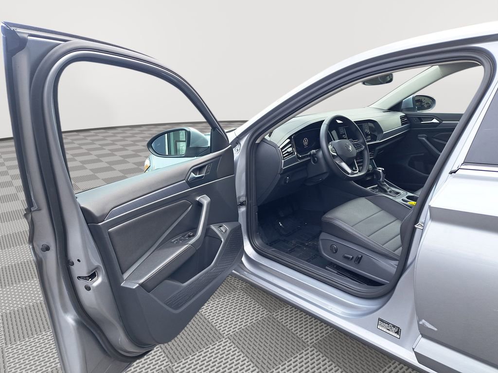 Used 2024 Volkswagen Jetta SE image 11