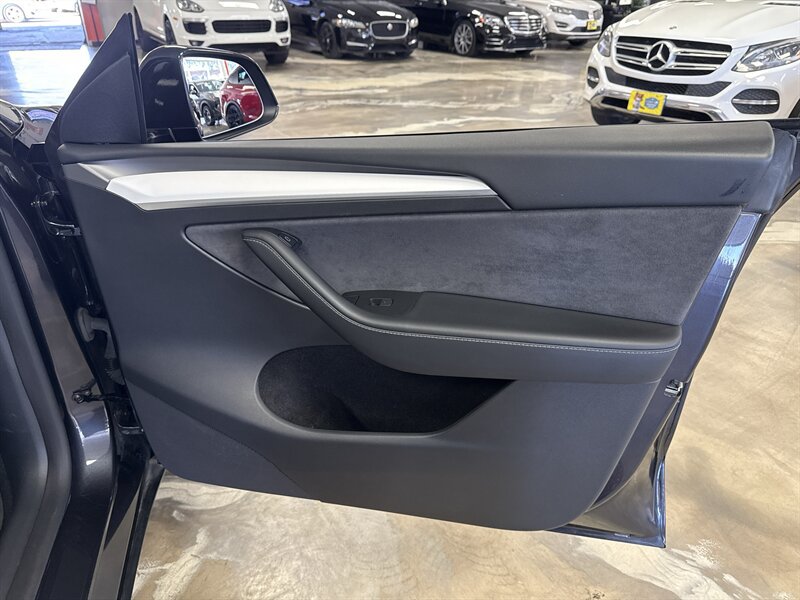 Used 2024 Tesla Model Y Performance AWD/4WD image 17