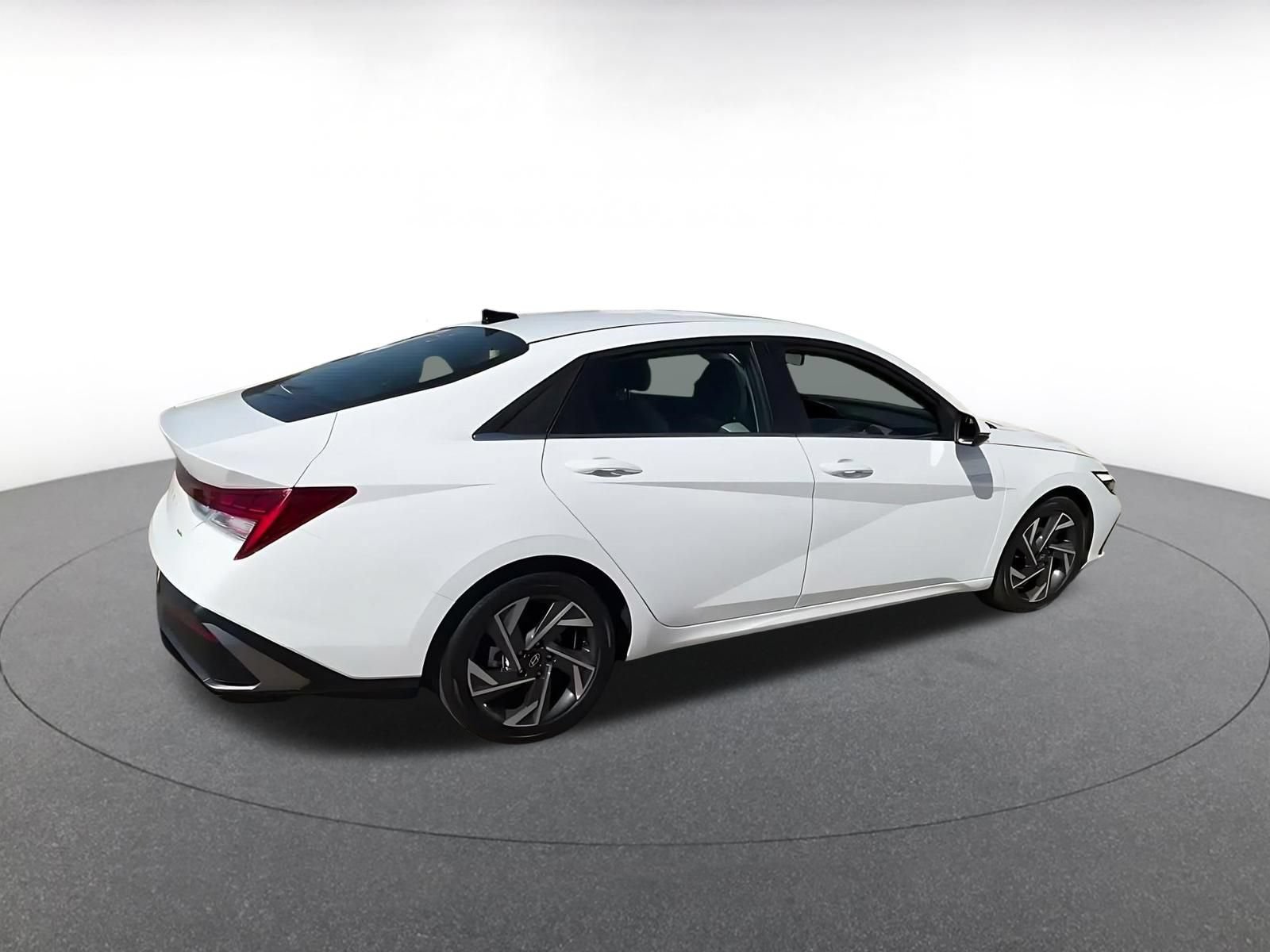 Used 2025 Hyundai Elantra Limited FWD image 14