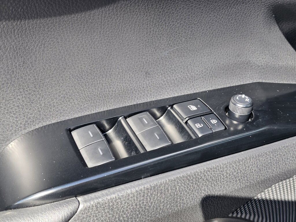 Used 2025 Toyota Camry SE w/ Convenience Package FWD image 16