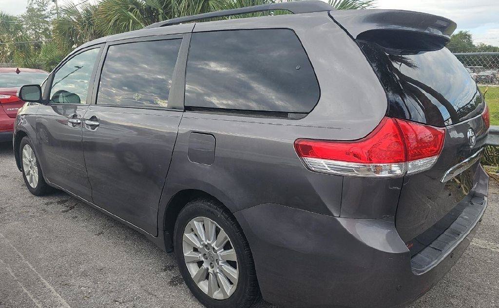 Used 2014 Toyota Sienna Limited w/ Limited Premium Package FWD image 9