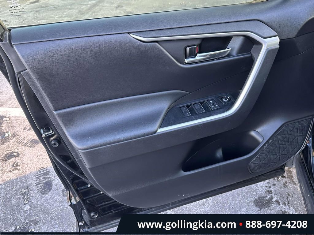 Used 2022 Toyota RAV4 XLE Premium image 15