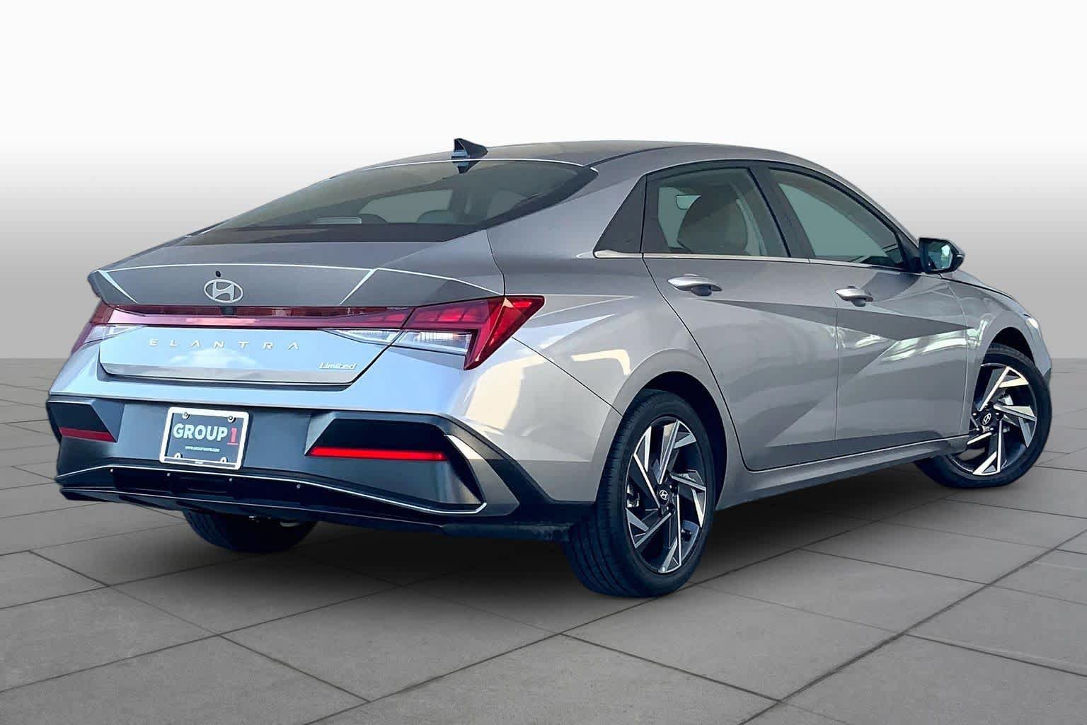 Used 2025 Hyundai Elantra Limited FWD image 13