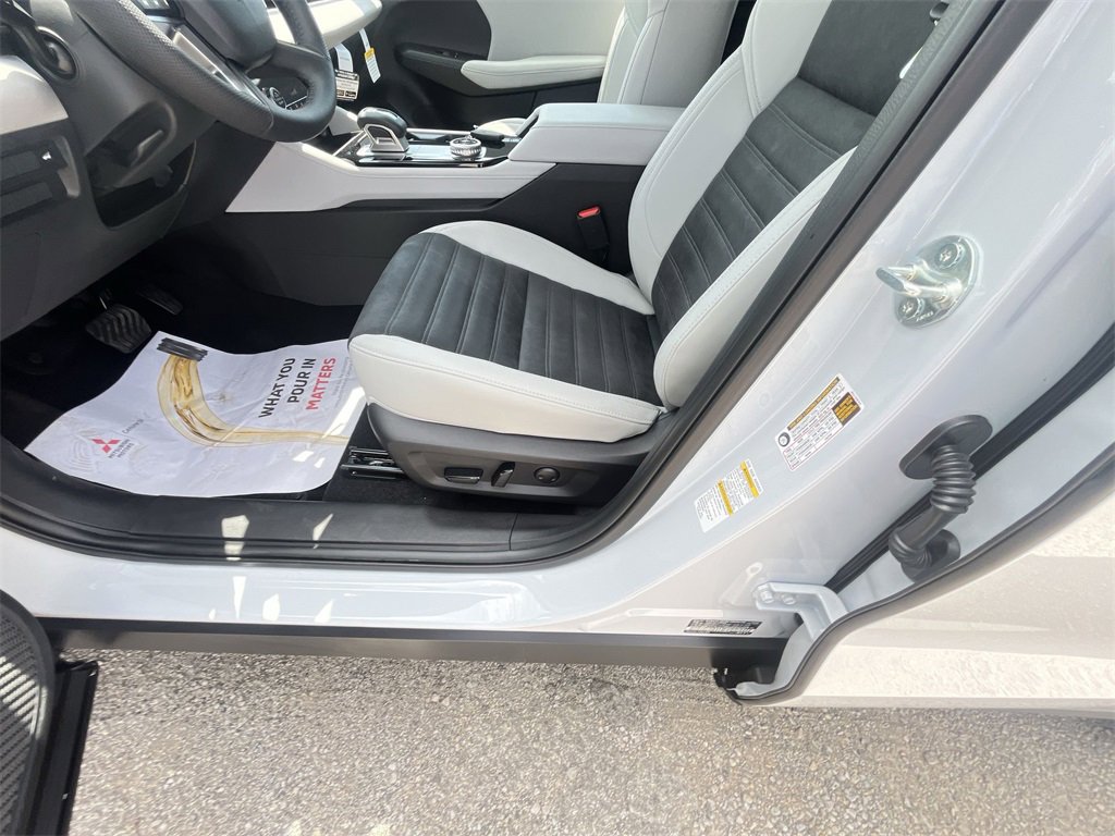 New 2025 Mitsubishi Outlander SE image 12