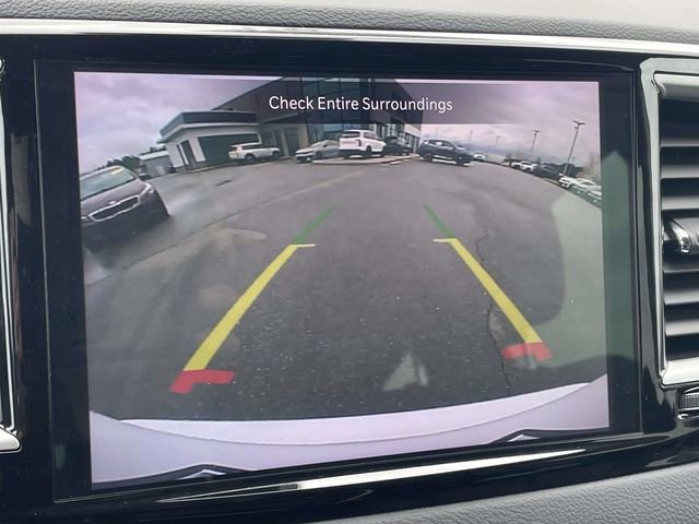 Used 2024 Chrysler Pacifica Touring-L image 4