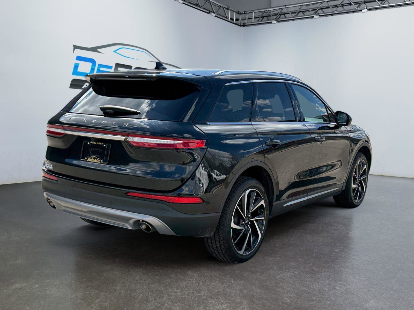 Used 2023 Lincoln Corsair Reserve image 3