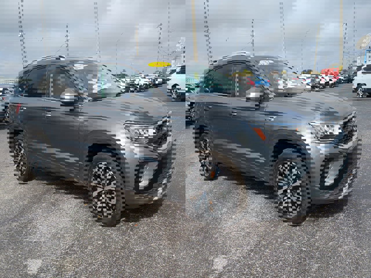 Used 2024 Volkswagen Taos SE image 2