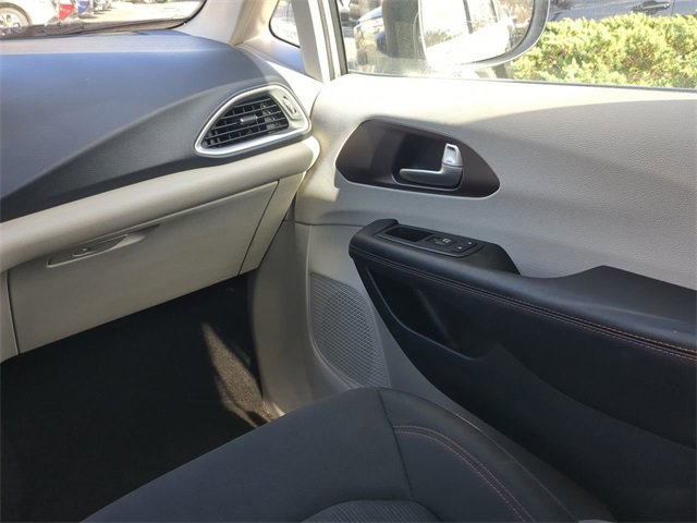 Used 2018 Chrysler Pacifica Touring w/ Tire & Wheel Group image 20