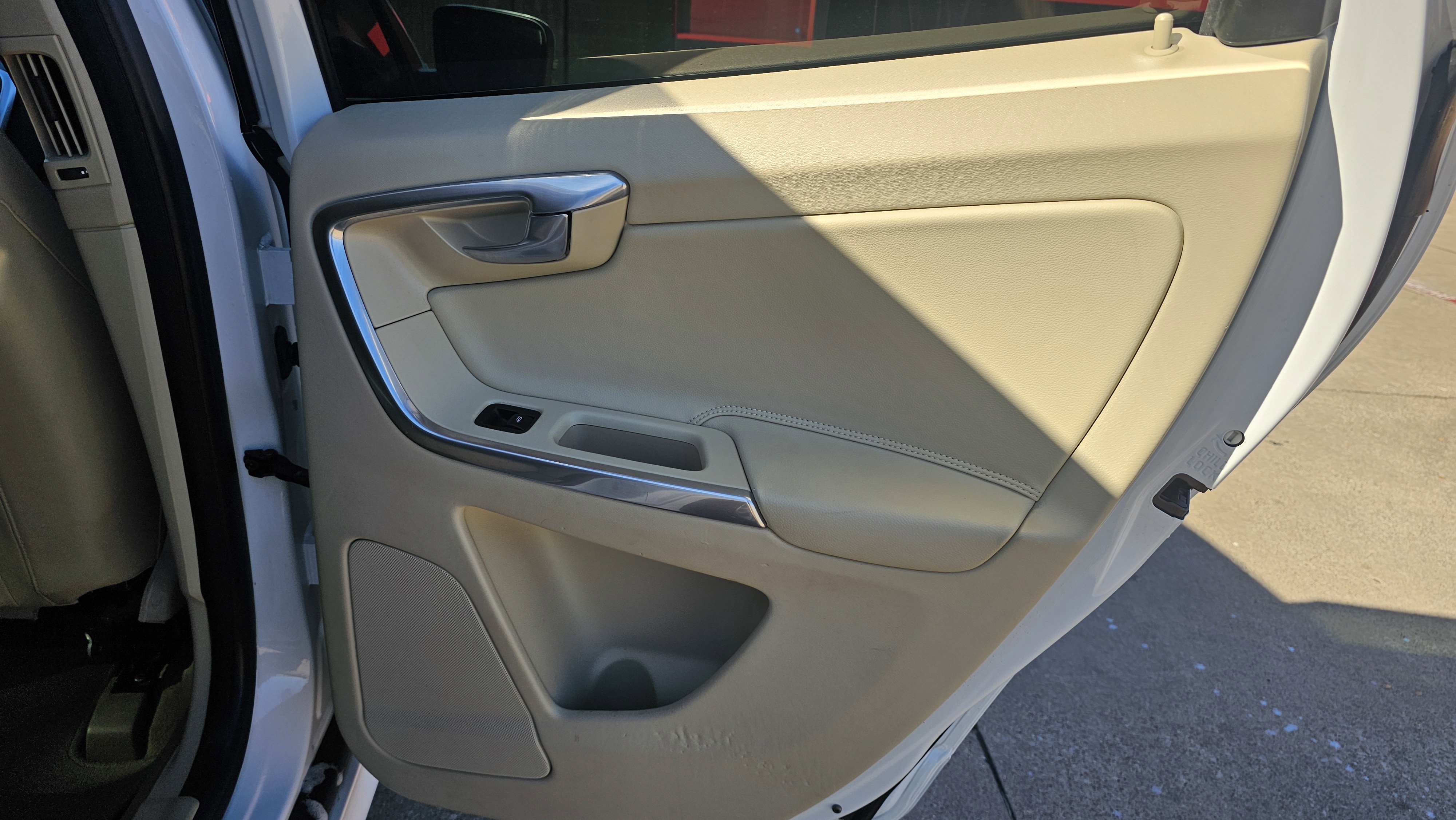 Used 2015 Volvo XC60 T5 Platinum image 30