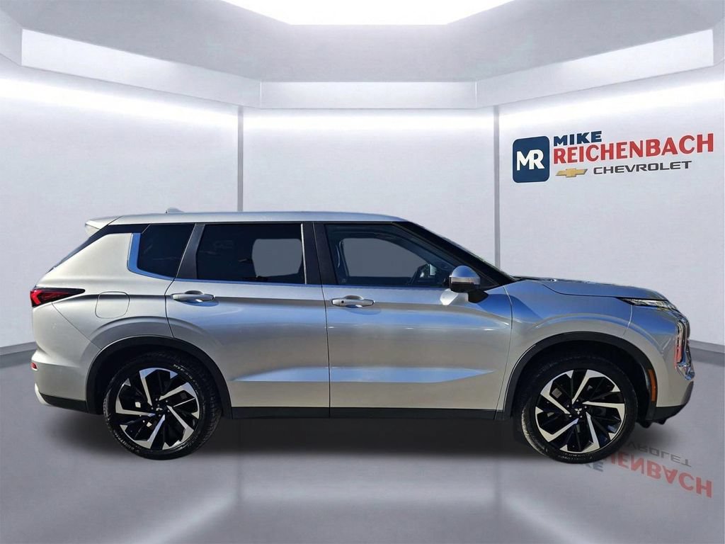 Used 2022 Mitsubishi Outlander SE FWD image 3