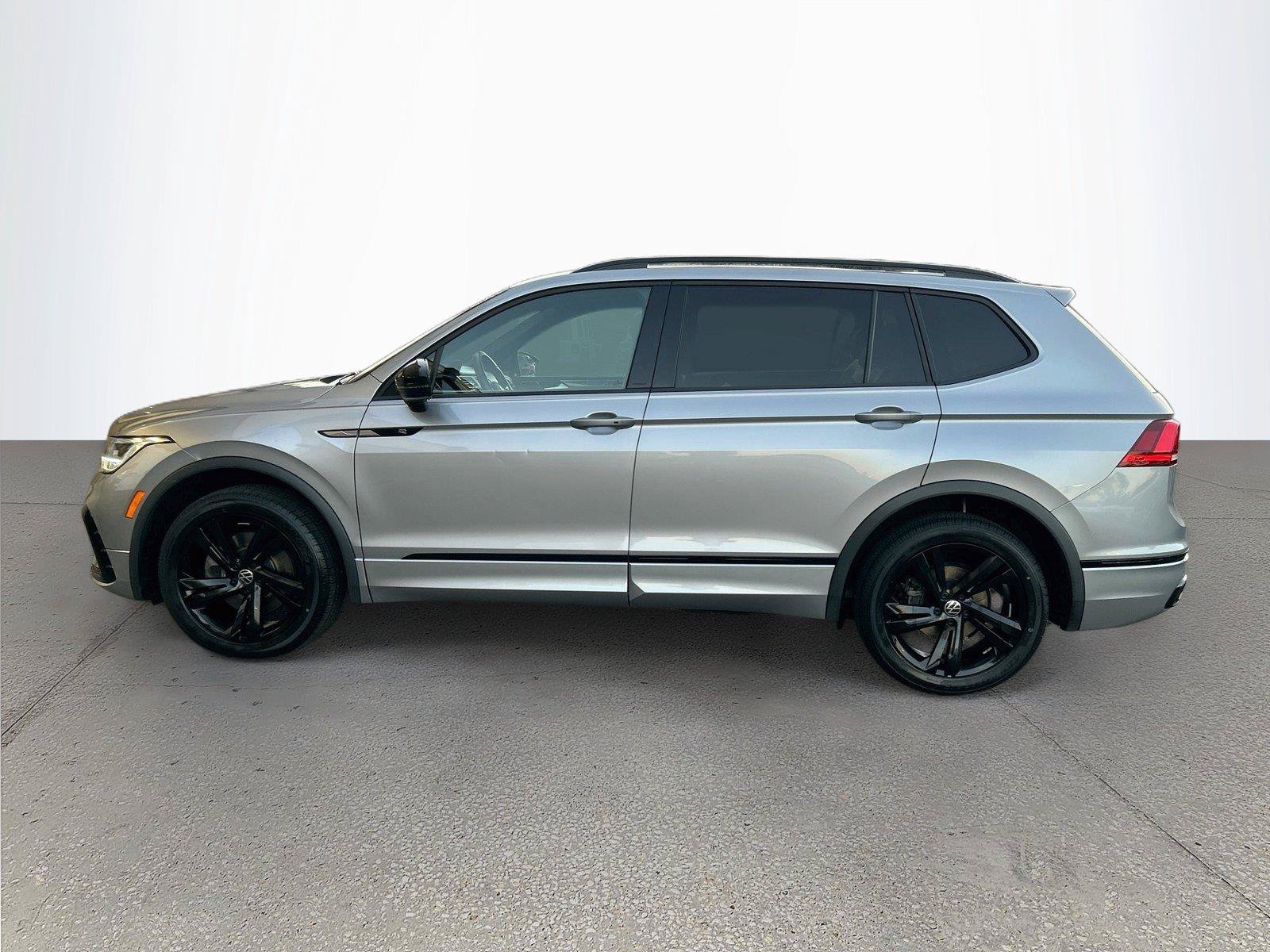 Used 2024 Volkswagen Tiguan SE R-Line FWD image 7