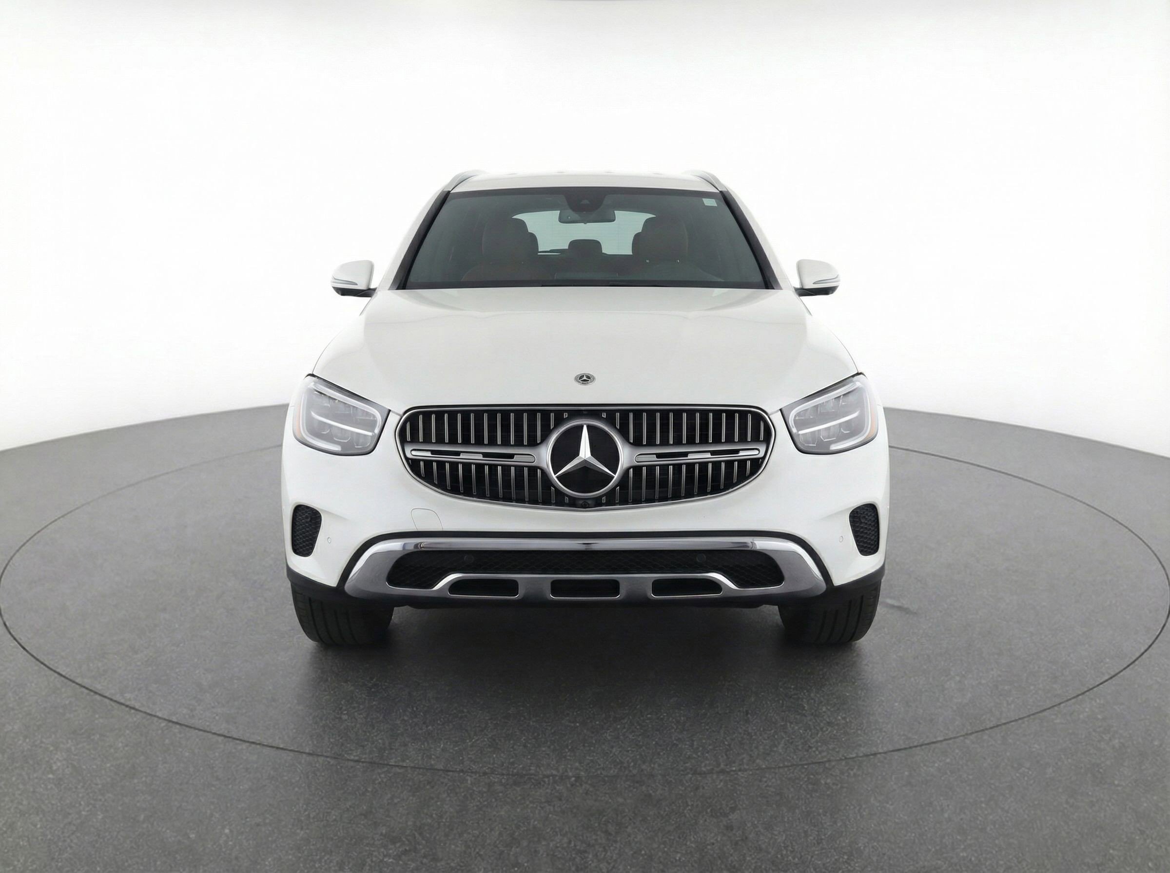 Used 2024 Mercedes-Benz GLC 300 4MATIC image 2