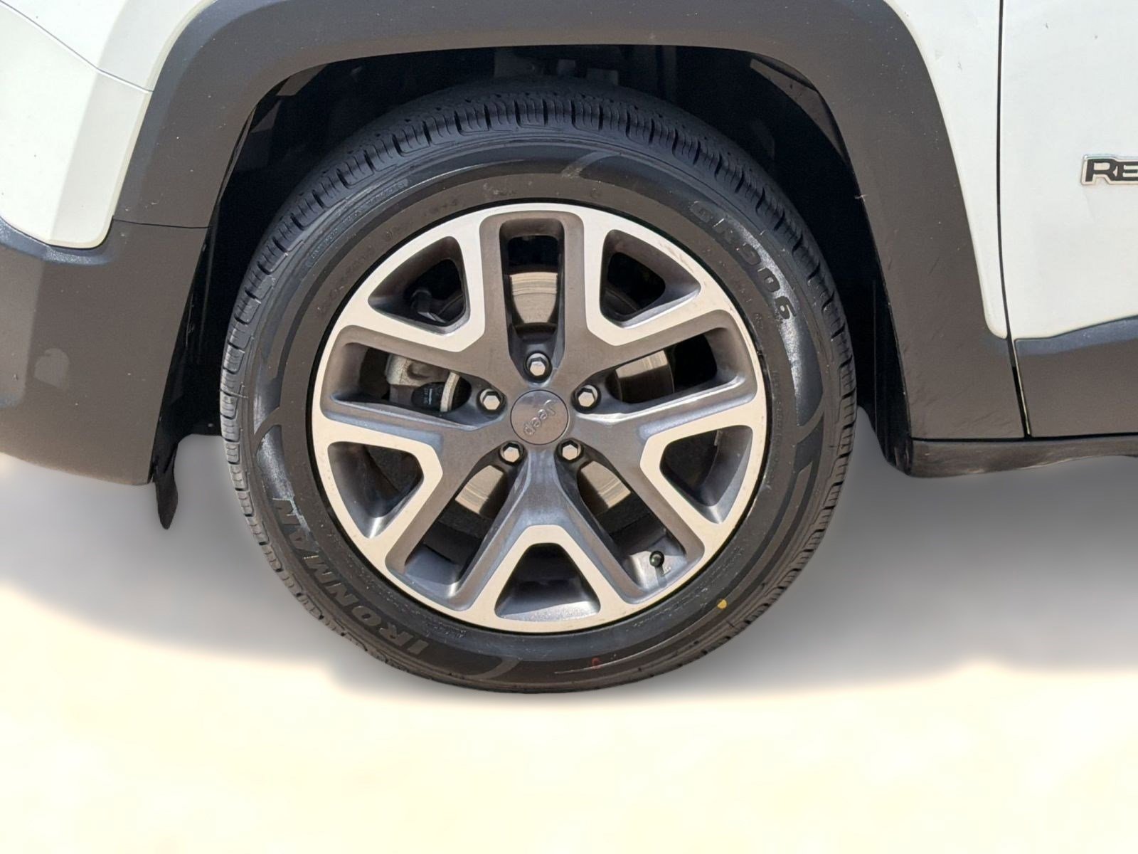 Used 2018 Jeep Renegade Latitude w/ Advanced Technology Group FWD image 12