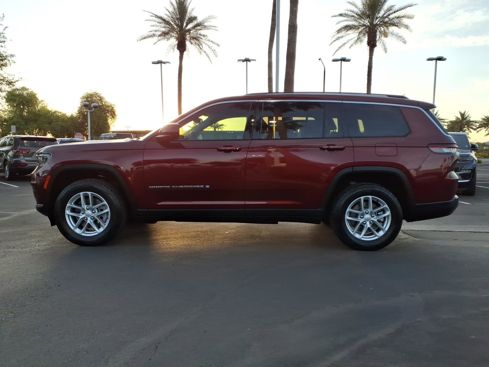 Used 2022 Jeep Grand Cherokee L Laredo w/ Luxury Tech Group I AWD/4WD image 7