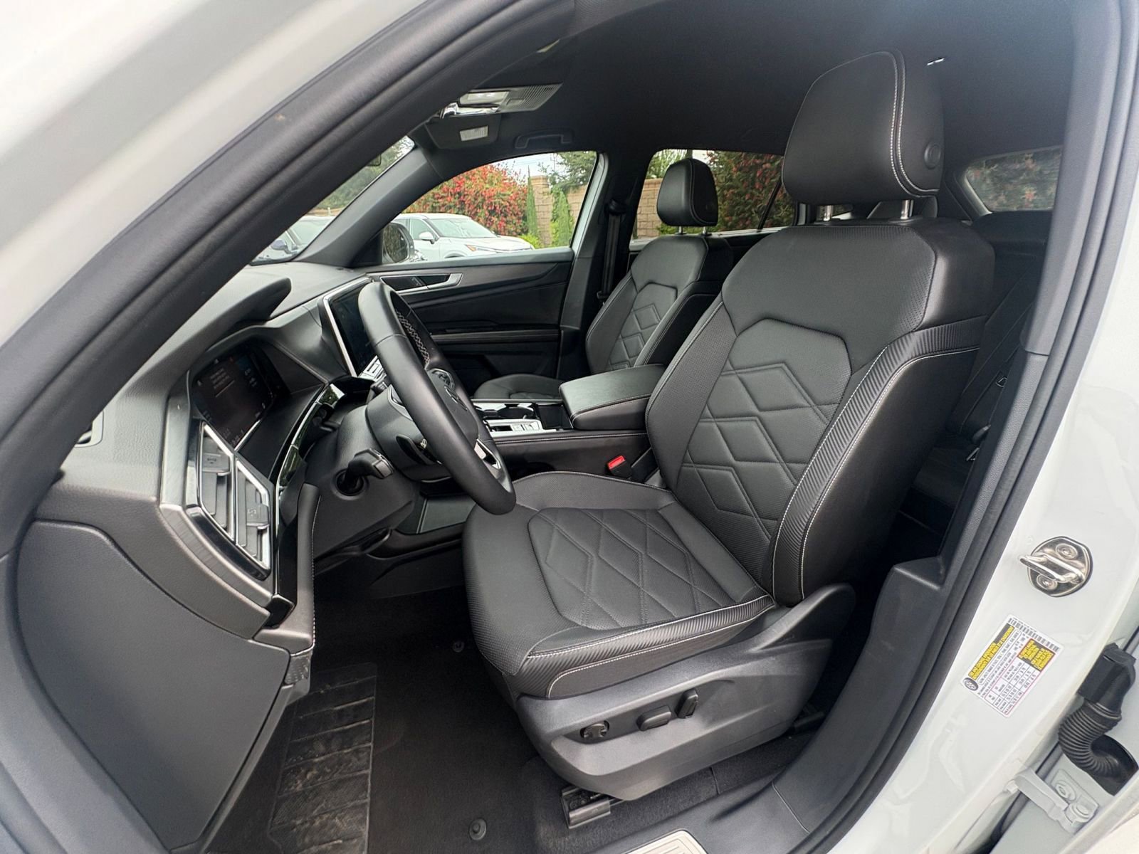 Used 2025 Volkswagen Atlas Cross Sport SE FWD image 39