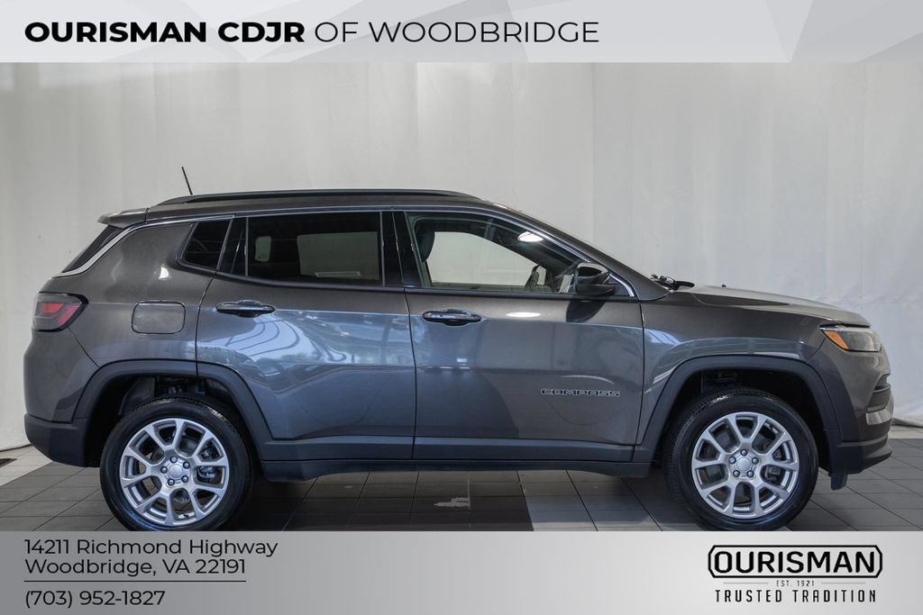 Used 2023 Jeep Compass Latitude w/ Sun and Sound Group AWD/4WD image 3