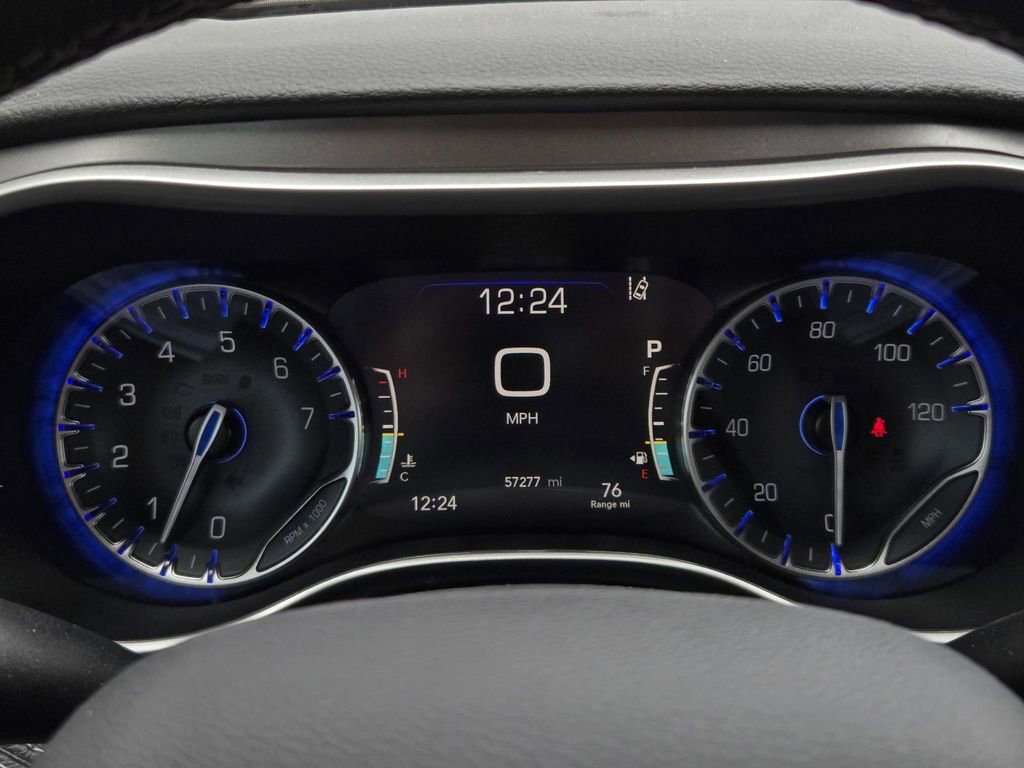 Used 2023 Chrysler Pacifica Touring-L image 28
