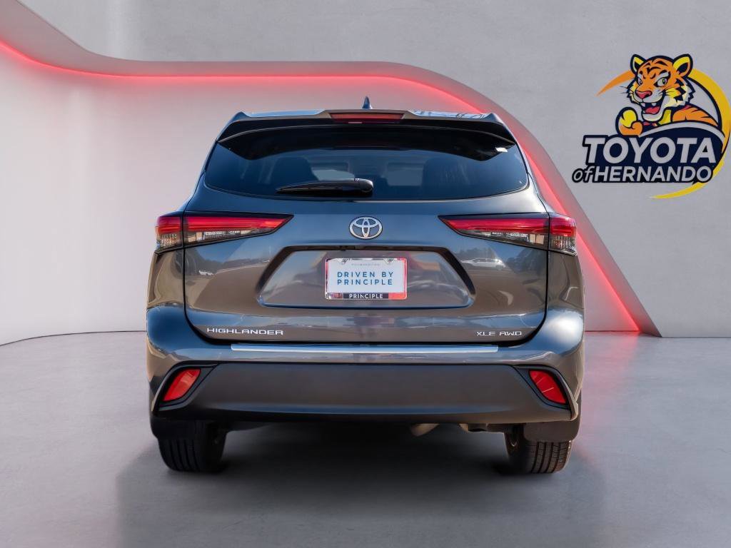 Used 2023 Toyota Highlander XLE image 6