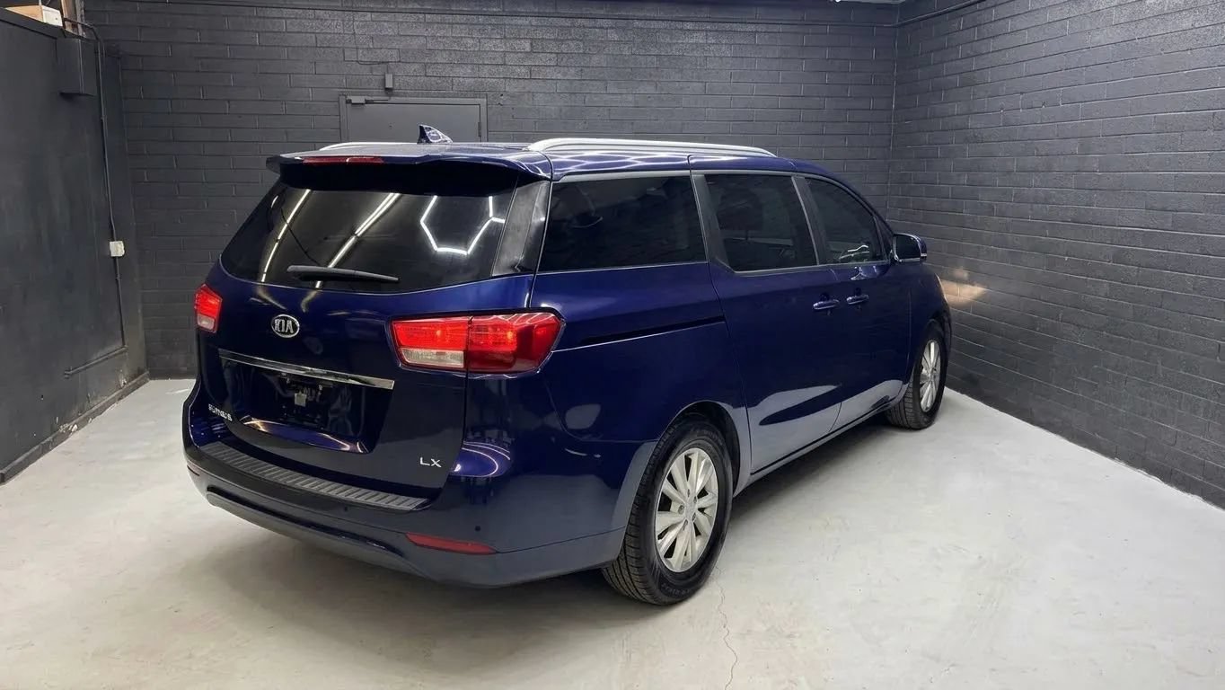 Used 2016 Kia Sedona LX w/ Option Group 020 FWD image 4