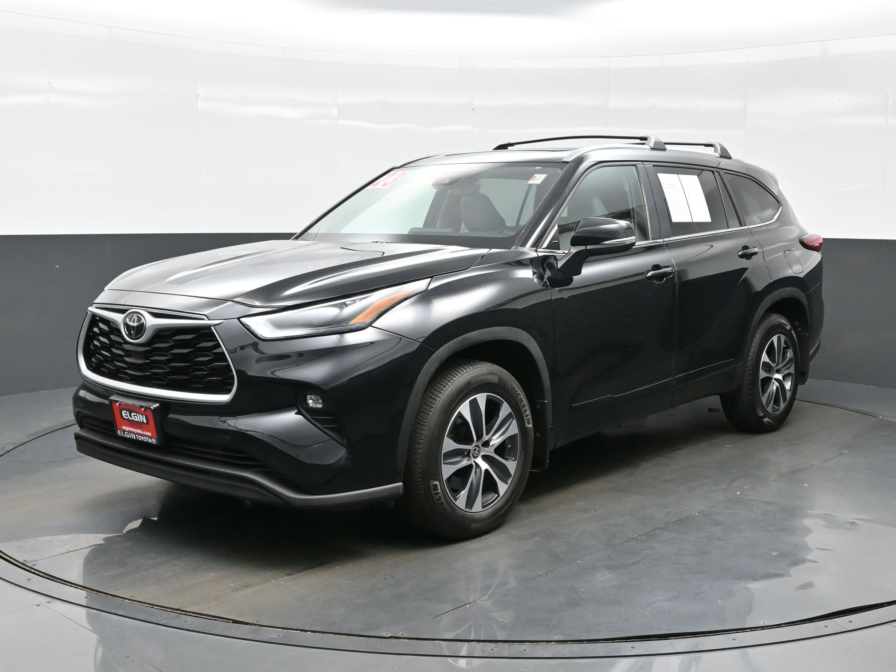 Used 2023 Toyota Highlander XLE AWD/4WD image 2