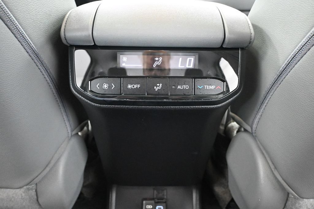Used 2023 Toyota Highlander XLE AWD/4WD image 31