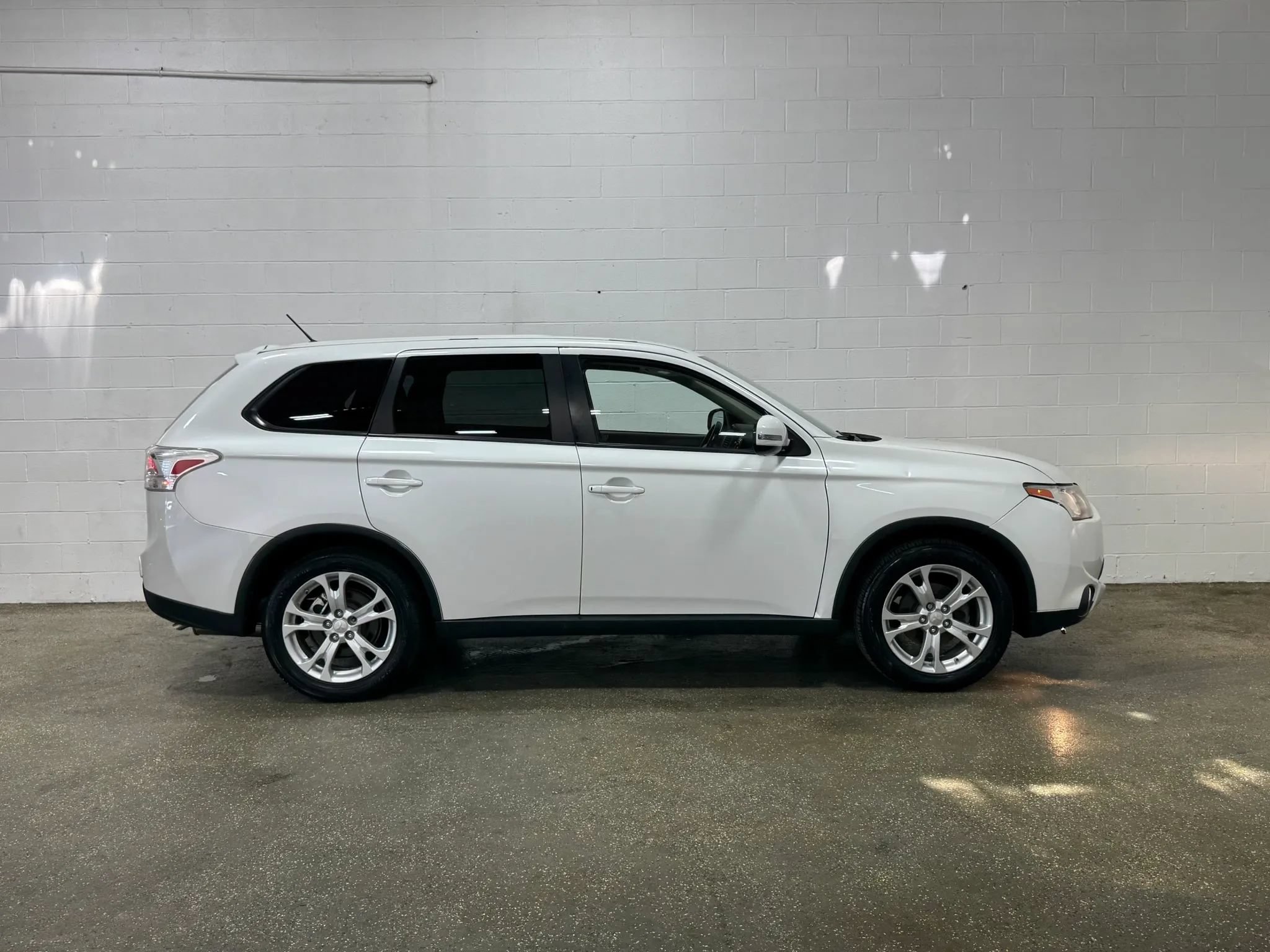 Used 2015 Mitsubishi Outlander SE FWD image 2