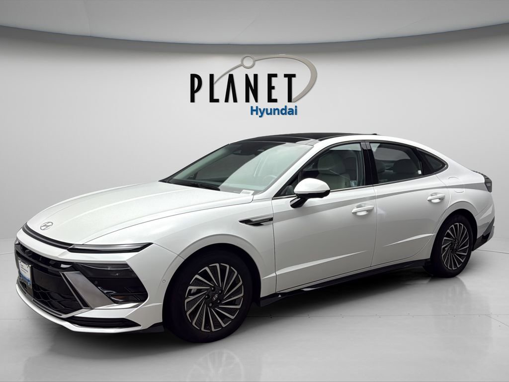 Certified 2025 Hyundai Sonata Limited FWD image 2