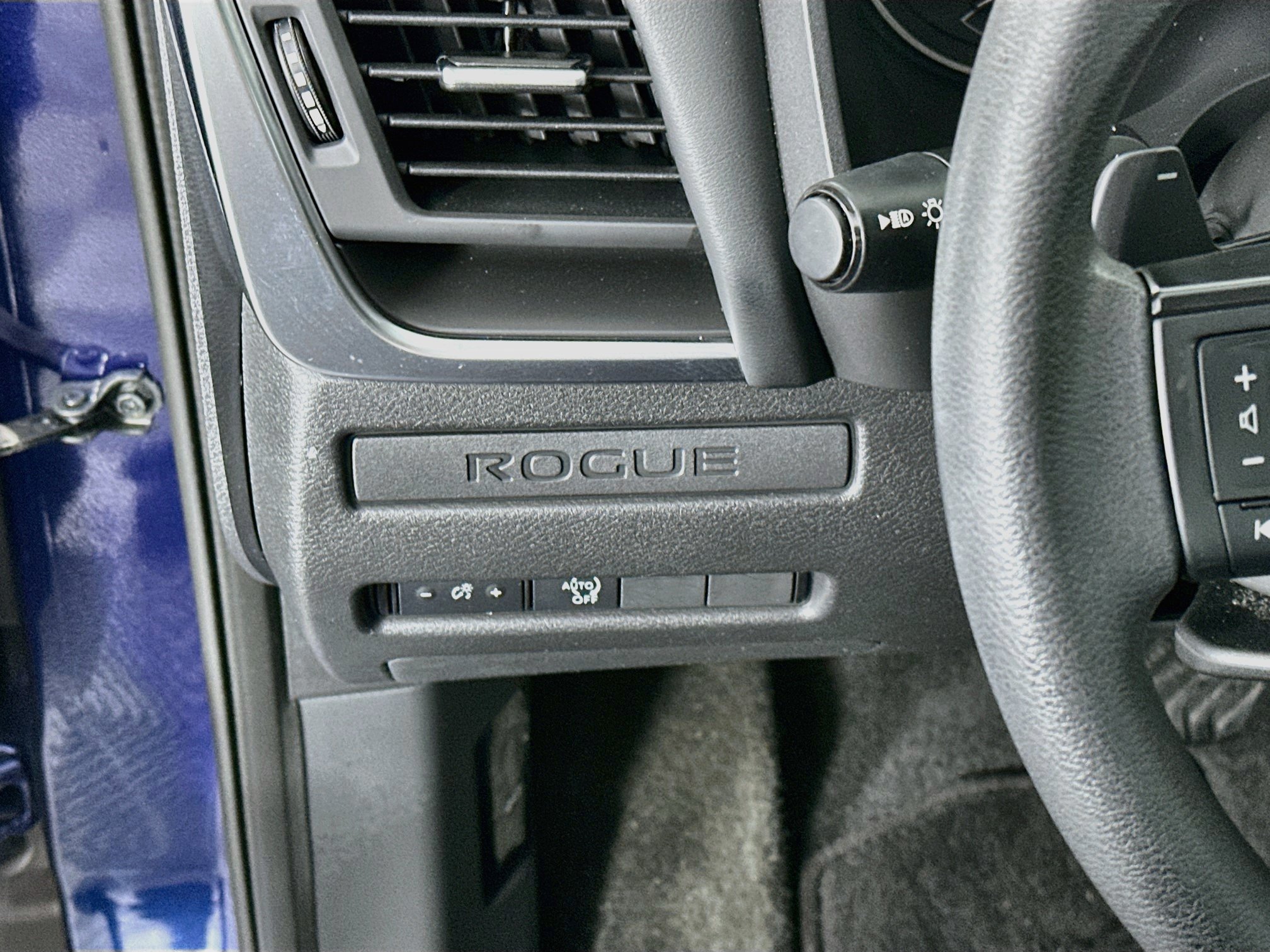 Used 2023 Nissan Rogue S FWD image 17