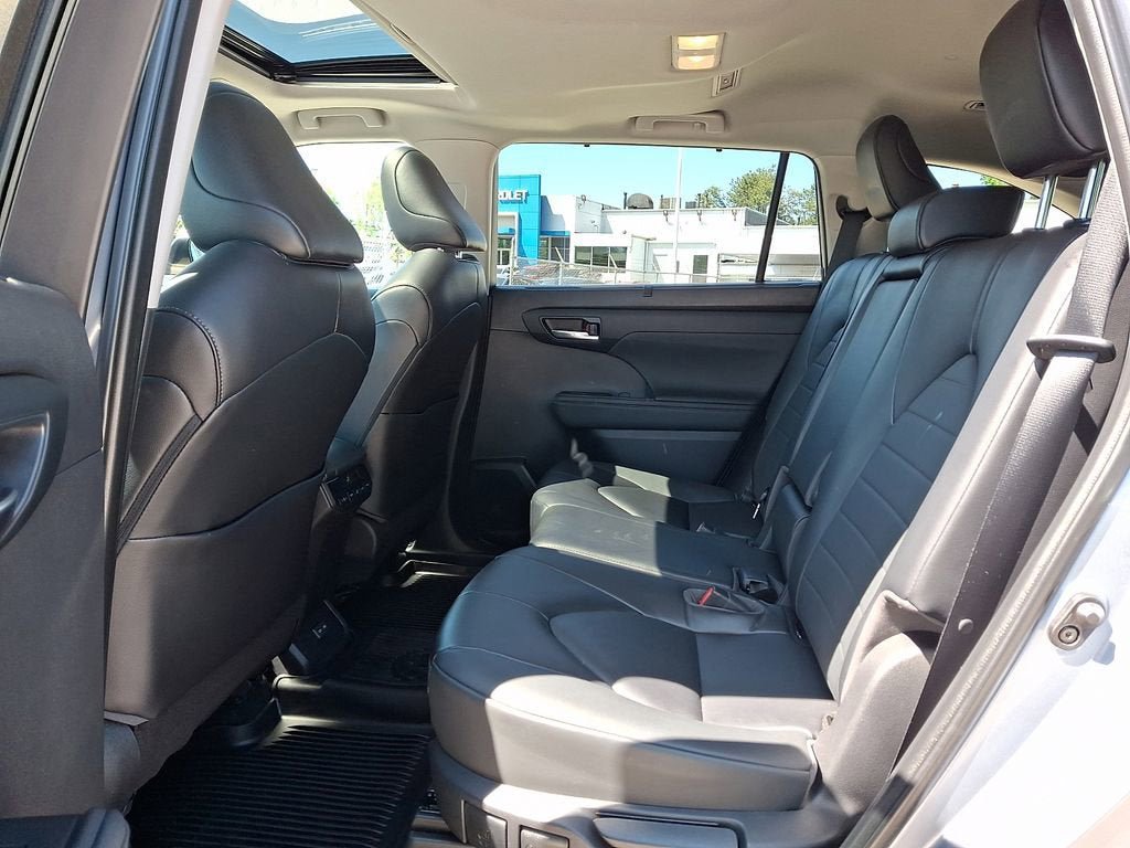 Used 2023 Toyota Highlander XLE AWD/4WD image 11